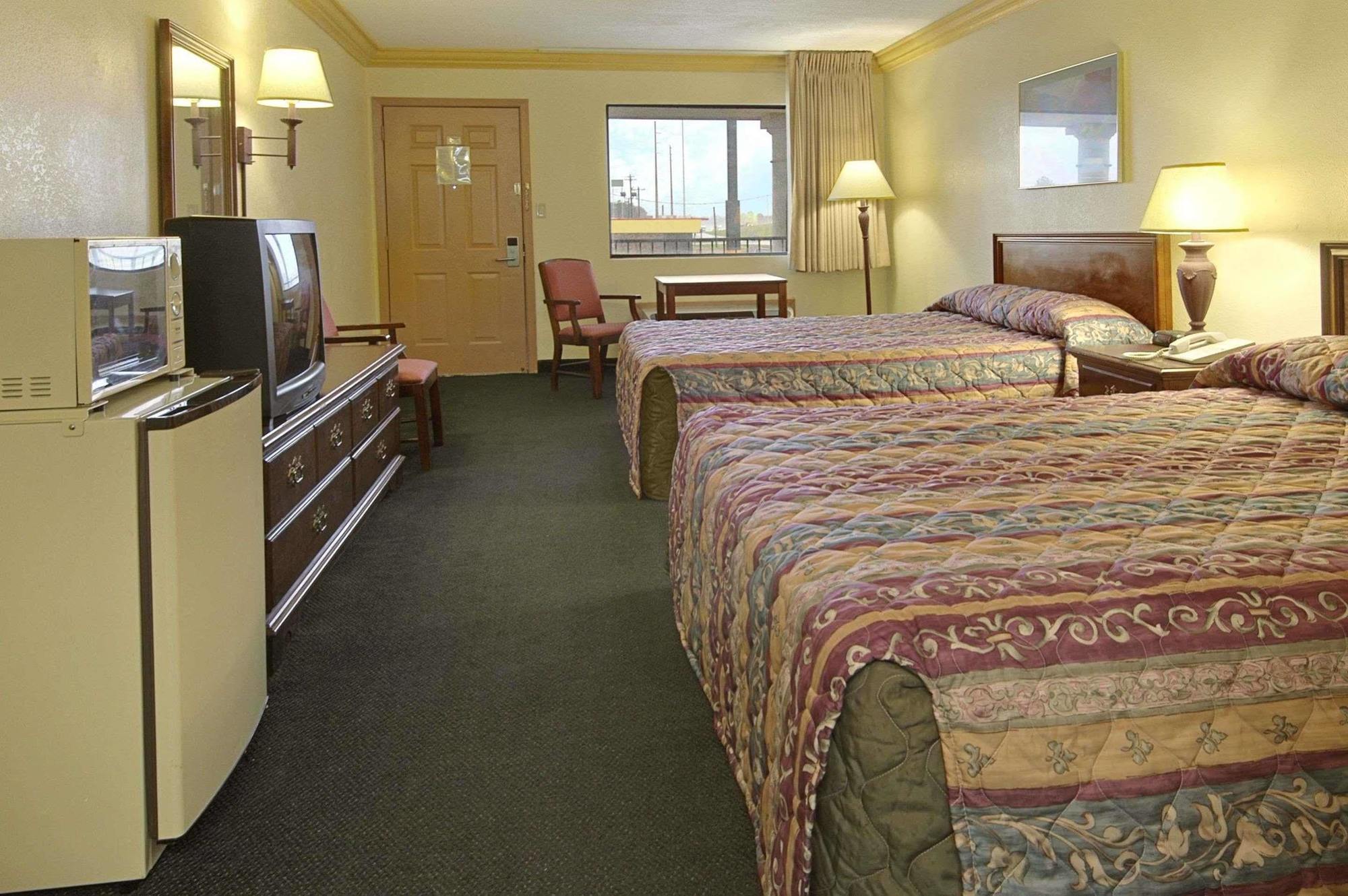 Days Inn By Wyndham Crowley Room photo